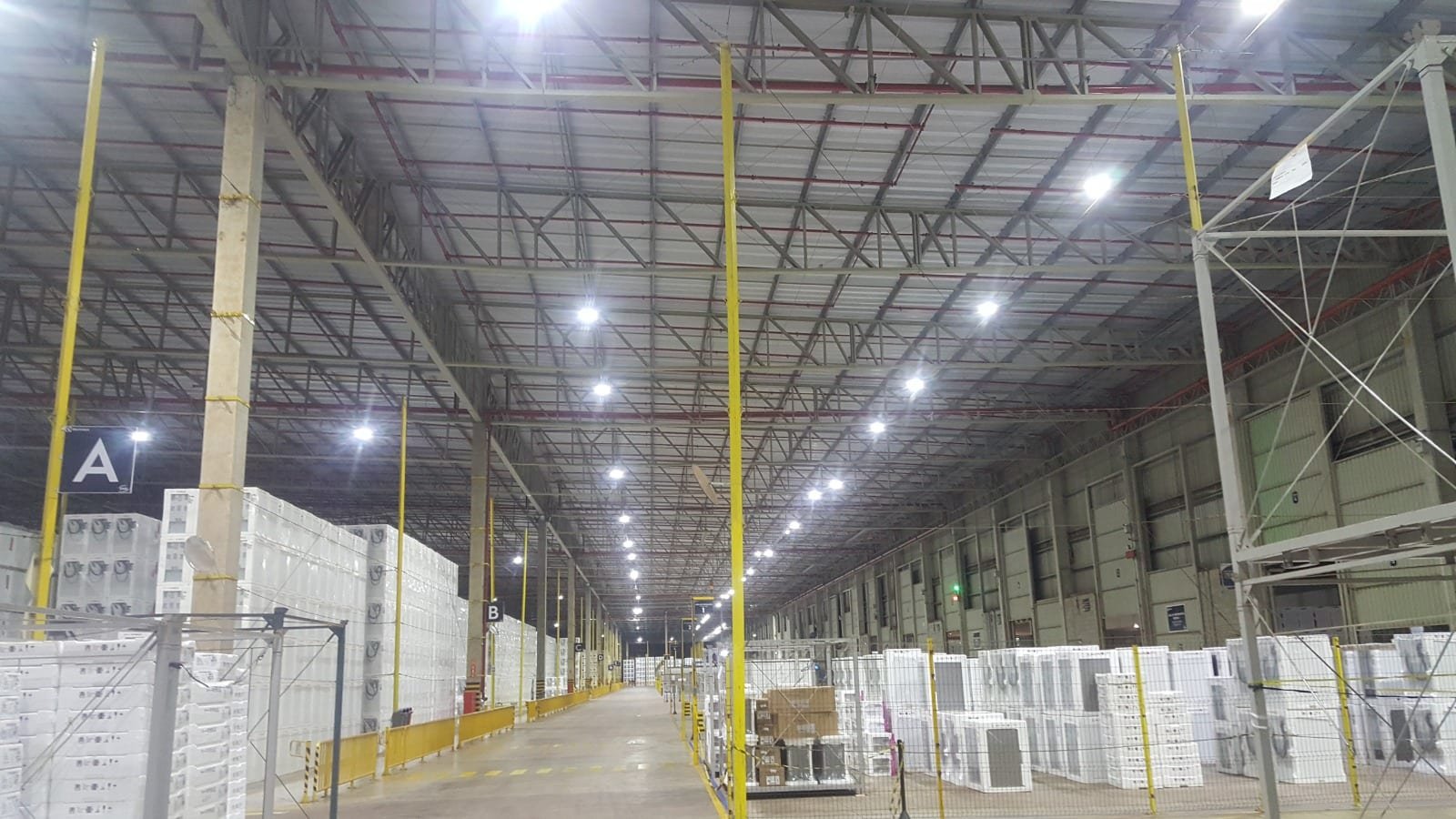 Galpão industrial com projeto luminotécnico e instalação elétrica executados pela Prátika